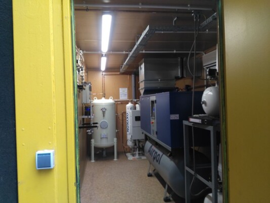 Wnętrze kontenera gazów medycznych Wnętrze kontenera gazów medycznych